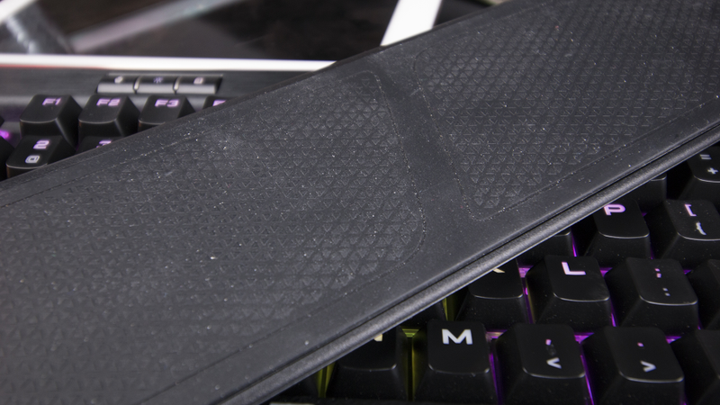 Illustration for article titled Corsair Gaming K95 RPG Platinum Review: A Very Gaming Keyboard
